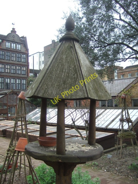 Photo 6"x4" Chelsea Physic Garden, a bird table Westminster c2010