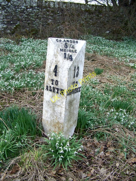 Photo 6"x4" Milepost, Meigle Meigle\/NO2844 c2010