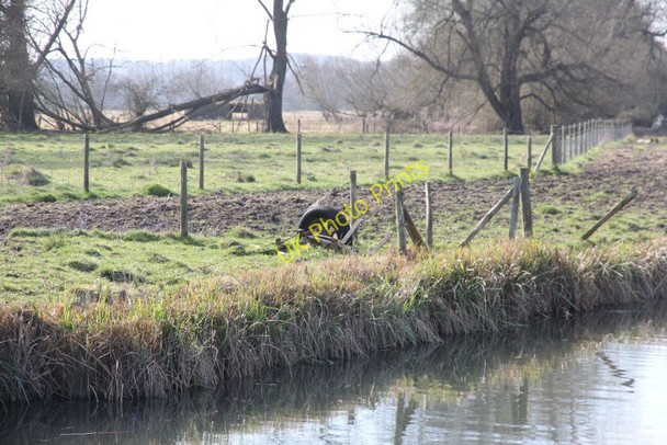 Photo 6"x4" Odd thing to see Ufton Green c2011