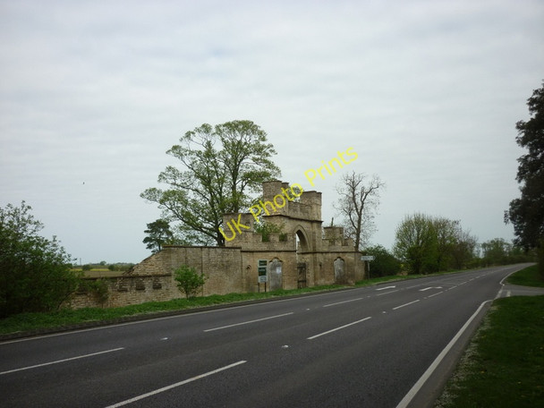 Photo 6"x4" The old entrance gates to Fillingham Castle on the A15 Fillingham c2011