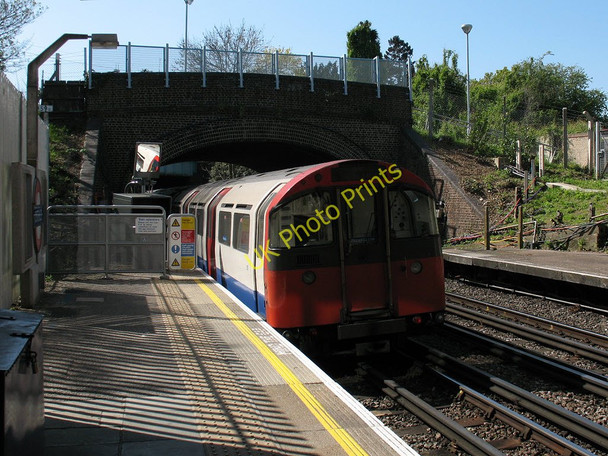 Photo 6"x4" Piccadilly Line train at Osterley Hounslow c2011
