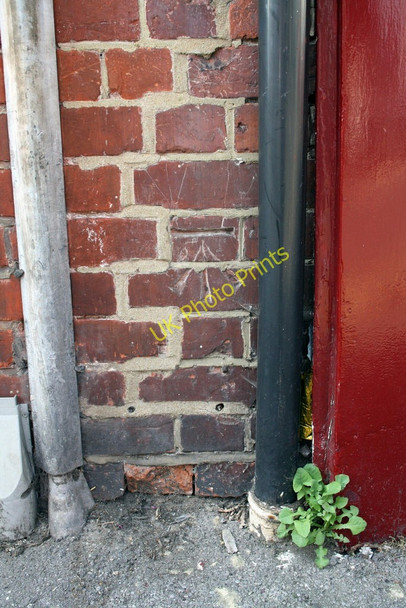 Photo 6"x4" Benchmark on Edinburgh Road face of 'Workhouse Coffee', #335 Oxford Road Reading c2011