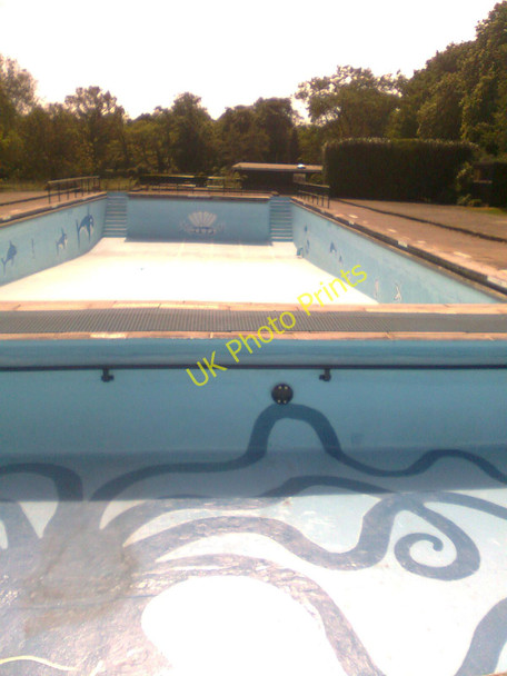 Photo 6"x4" Ware Priory Lido out of season Ware\/TL3614 c2011