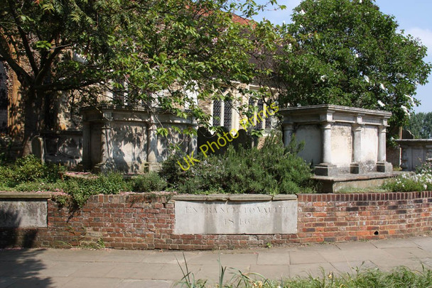 Photo 6"x4" St Peter & St Paul, Godalming, Surrey - Vault entrance Godalming c2011 P1