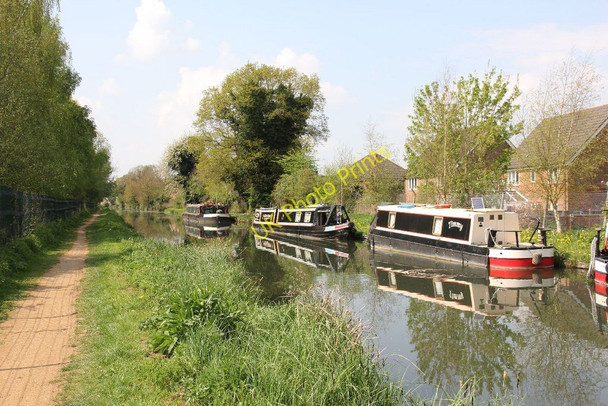 Photo 6"x4" Narrowboats and houses Aldermaston Wharf c2011