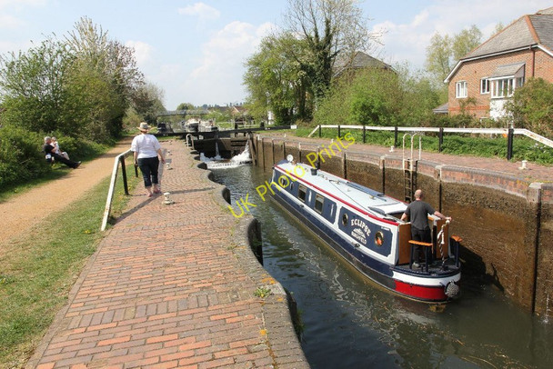 Photo 6"x4" Walking up the lock Aldermaston Wharf c2011