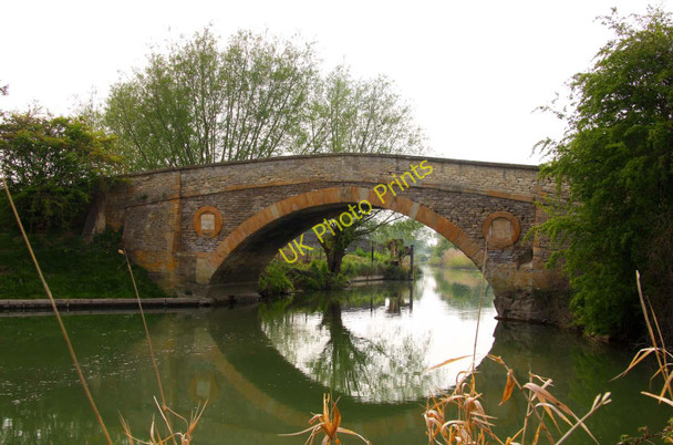Photo 6"x4" Tadpole Bridge over the River Thames Buckland Marsh c2011