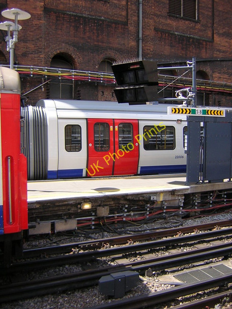 Photo 6"x4" New Metropolitan Line stock at Baker Street Station Marylebone\/TQ2881 c2011