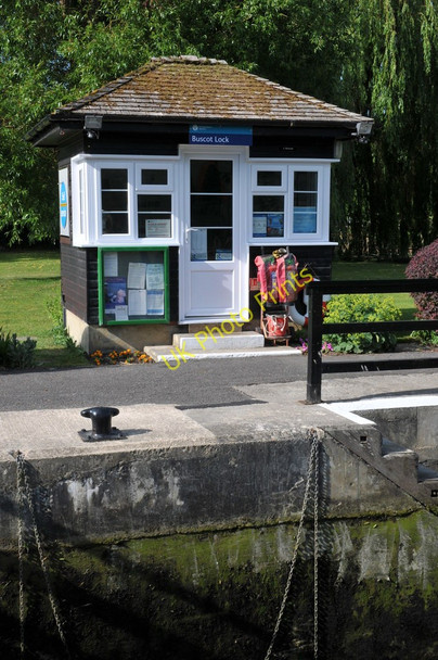 Photo 6"x4" Lock keeper's hut, Buscot Lock Lechlade on Thames c2011