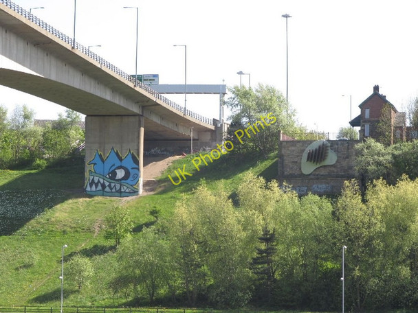 Photo 6"x4" Graffiti and sculpture Newcastle upon Tyne c2011