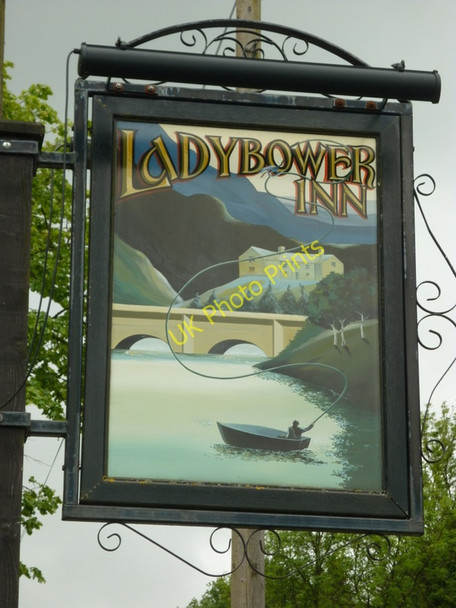 Photo 6"x4" The sign for the Ladybower Inn Ashopton c2011