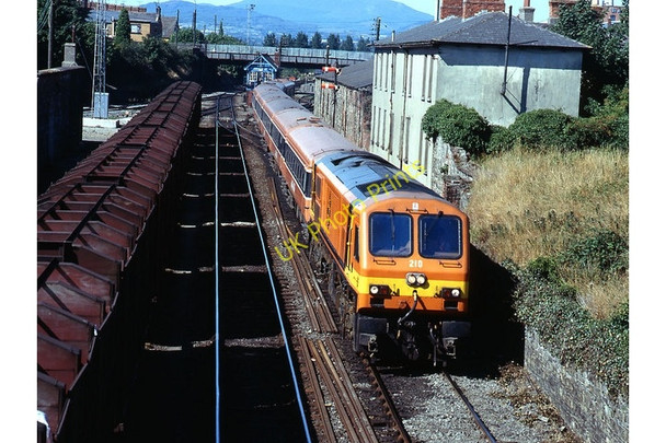 Photo 6"x4" Train leaving Dundalk Dundalk c1995