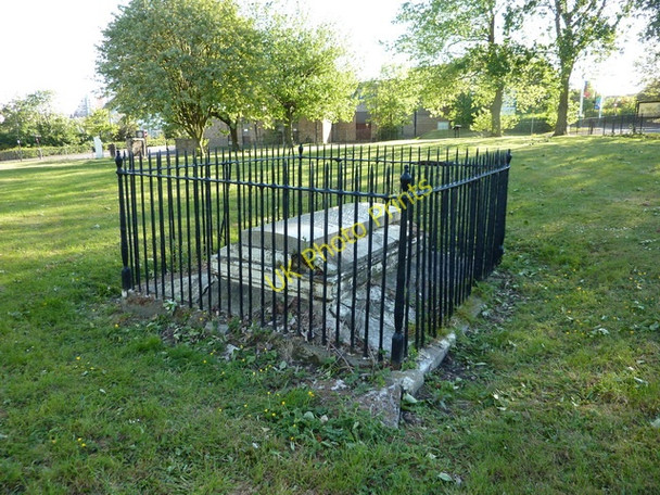 Photo 6"x4" The Hudson Grave, St Peter's Church, Monkwearmouth Sunderland\/NZ3957 c2011