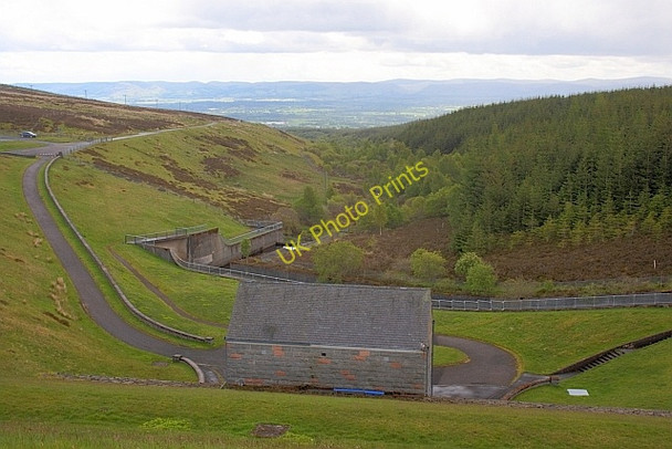 Photo 6"x4" Glen Turret and the Loch Turret Reservoir Control Building Ochtertyre\/NN8323 c2011