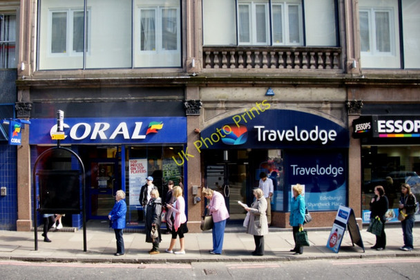 Photo 6"x4" Bus queue, Shandwick Place, Edinburgh Dean\/NT2474 c2011