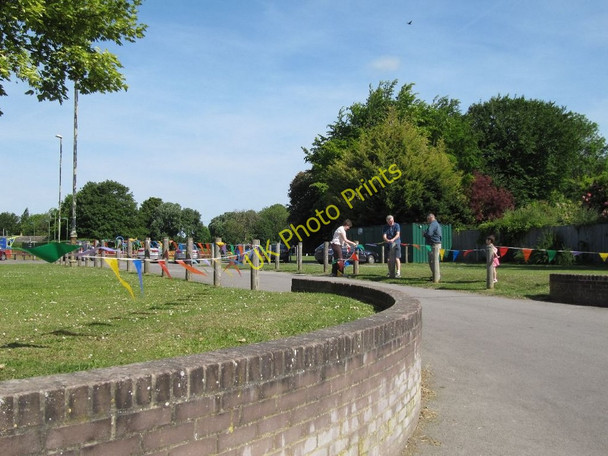 Photo 6"x4" Putting out the bunting Cholsey c2011