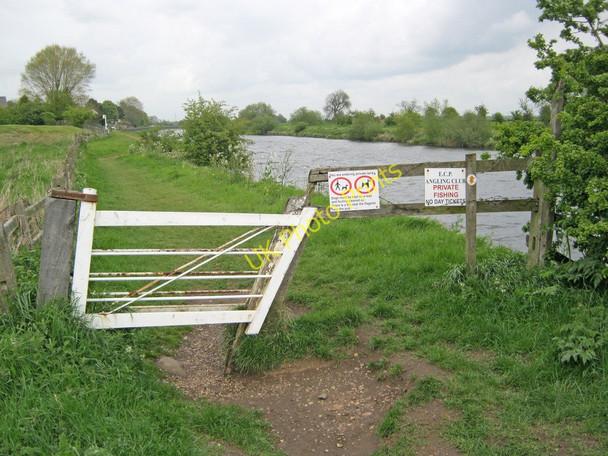 Photo 6"x4" Clapper gate by the River Trent Fiskerton\/SK7351 c2010