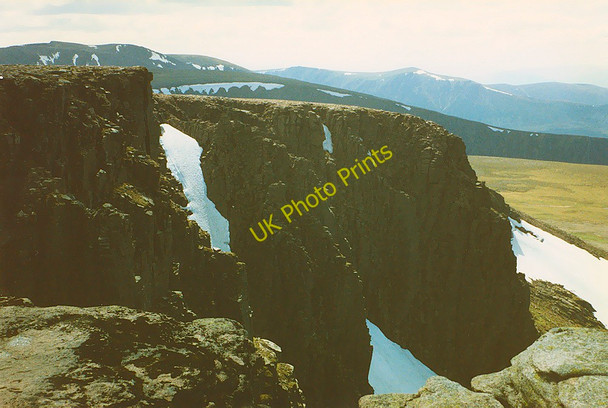 Photo 6"x4" Cliffs of Cairn Lochan Cairn Lochan c1989