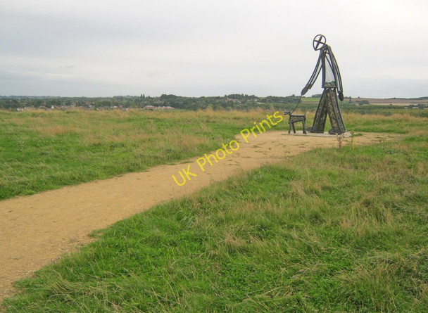 Photo 6"x4" Statue at the top of The Ranges Hucknall c2010