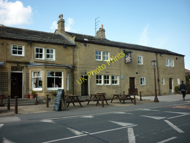Photo 6"x4" The Emmott Arms Yeadon c2011