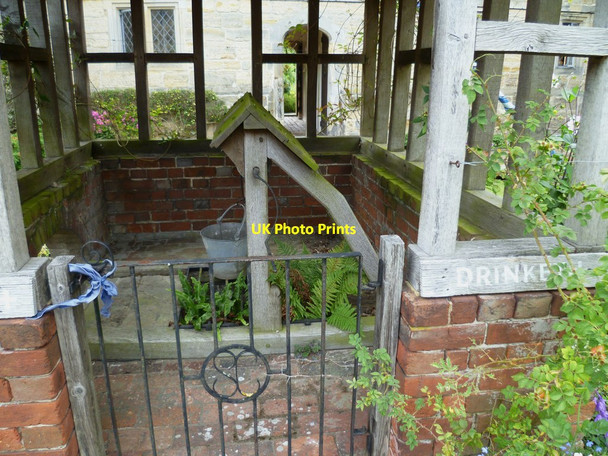 Photo 6"x4" The well in the quadrangle at Sackville College East Grinstead c2011
