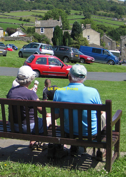 Photo 6"x4" Visitors to Reeth Reeth\/SE0399 c2011