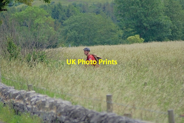 Photo 6"x4" Cyclist in the Grass Bakewell c2011