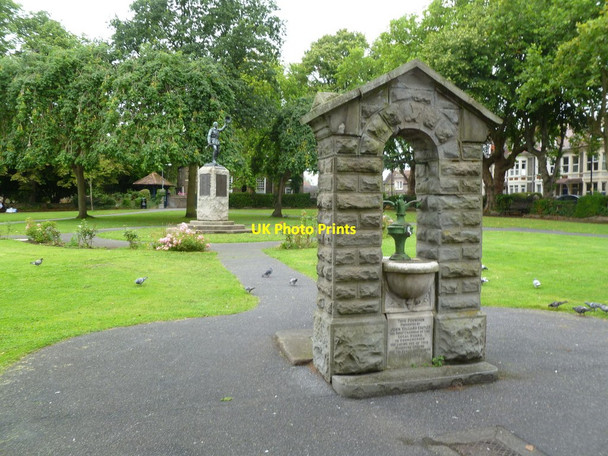 Photo 6"x4" Fishponds, fountain Kingswood\/ST6473 c2011