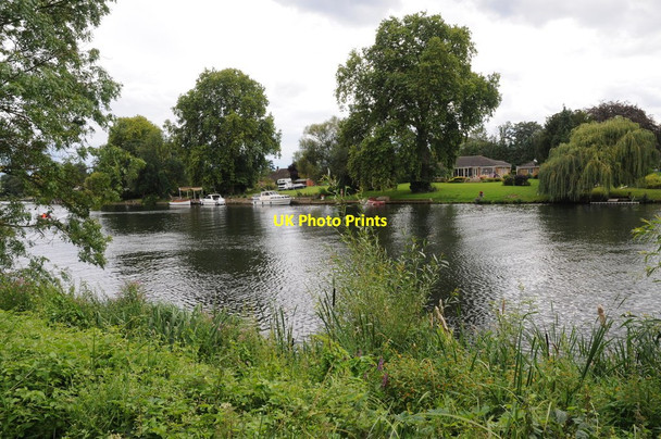 Photo 6"x4" The Thames near Dorney Lake End c2011