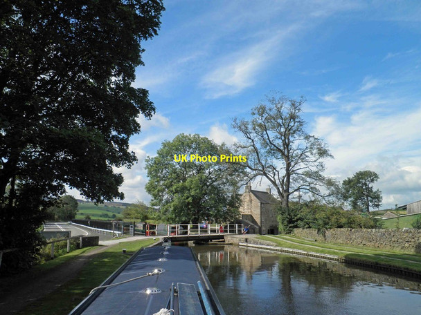 Photo 6"x4" Niffany swing bridge on the Leeds Liverpool canal Skipton c2011