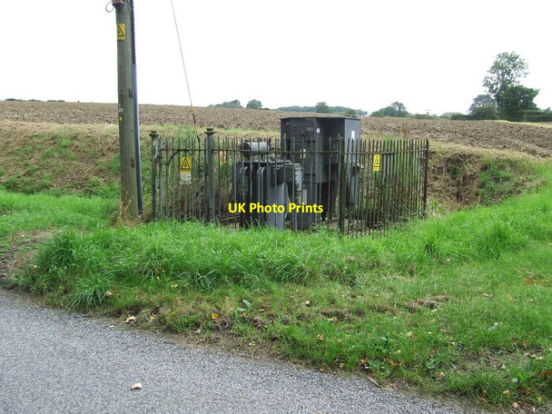 Photo 6"x4" Electricity Sub Station Ringshall\/TM0452 c2011