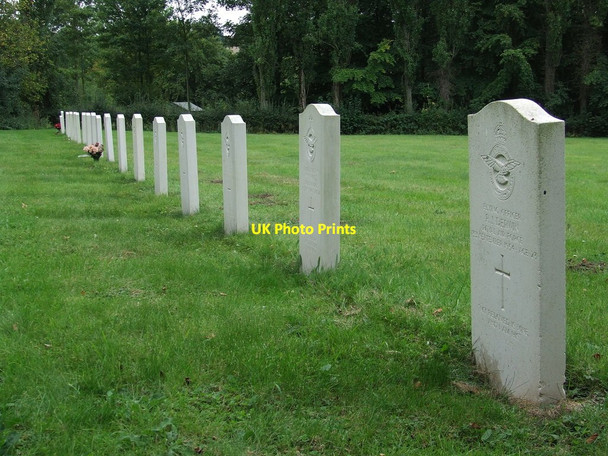Photo 6"x4" Military Graves Ringshall\/TM0452 c2011