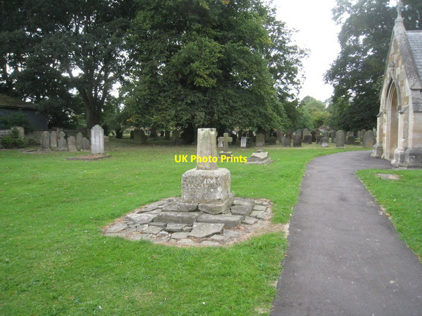 Photo 6"x4" The remains of the churchyard cross, Ulceby Ulceby\/TA1014 c2011