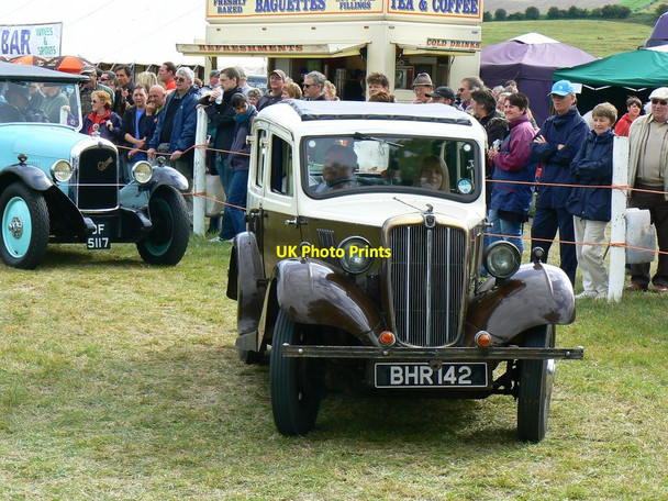 Photo 6"x4" Morris 8 Series II at the White Horse Show, Uffington 2011 Fawler\/SU3188 c2011
