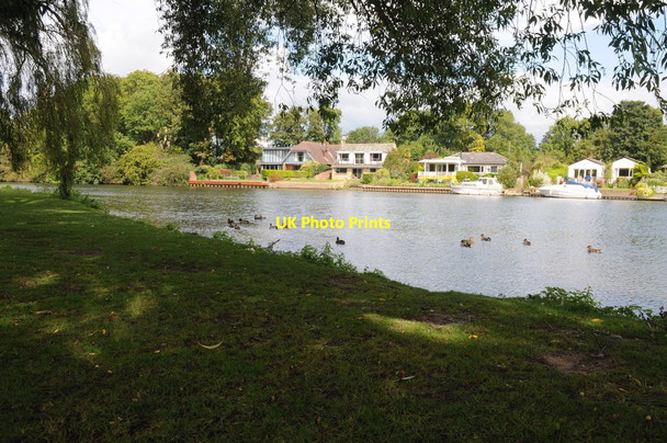 Photo 6"x4" Bungalows overlooking the Thames Egham c2011