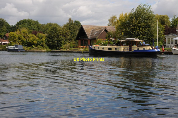 Photo 6"x4" Baglady on the Thames near Hythe End Egham c2011