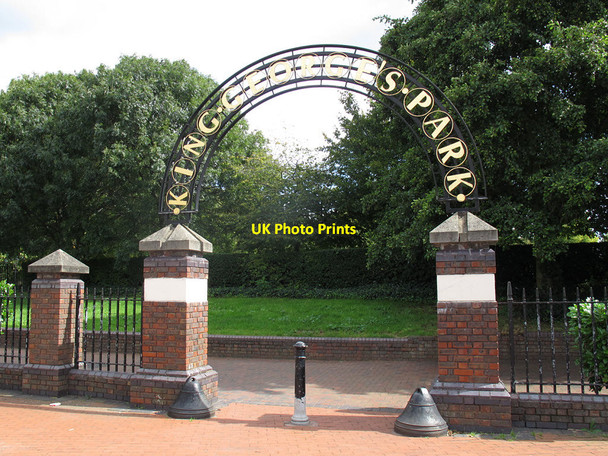 Photo 6"x4" Entrance to King George's Park Wandsworth c2011