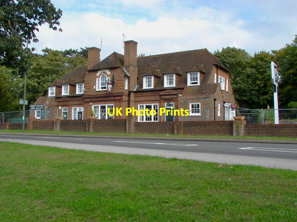 Photo 6"x4" The White Lyon, Worplesdon Worplesdon c2011