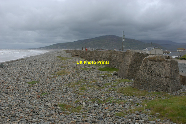 Photo 6"x4" Tank traps on Fairbourne beach Friog\/SH6112 c2011