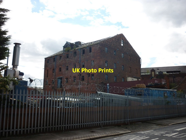 Photo 6"x4" An old warehouse on the banks of the River Hull Kingston upon Hull c2011