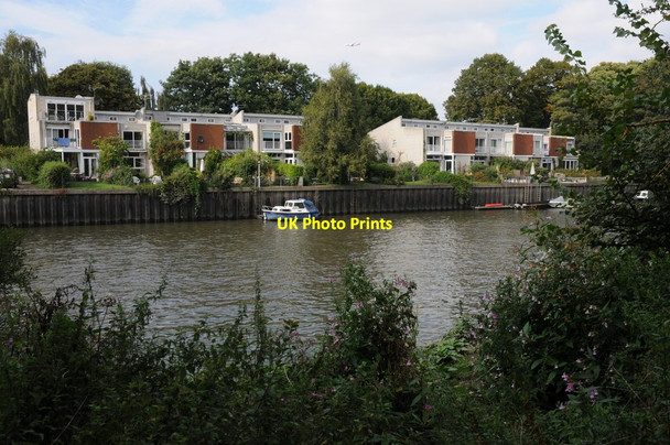 Photo 6"x4" Houses on Eel Pie Island Twickenham c2011