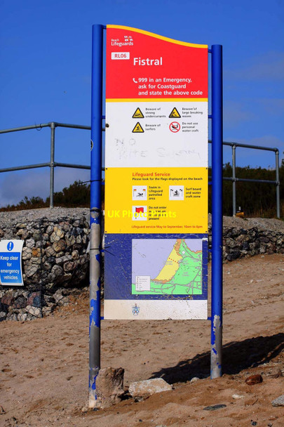 Photo 6"x4" Lifeguard Information Board on Fistral Beach Newquay\/SW8161 c2011