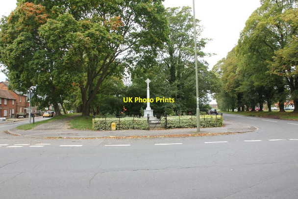 Photo 6"x4" Memorial between the roads Milton Heights c2011
