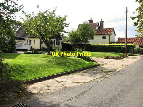 Photo 6"x4" Cottages by Metfield church Metfield c2011