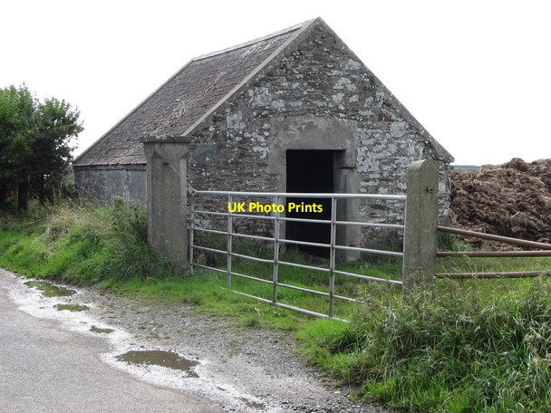 Photo 6"x4" Traditional barn and manure heap alongside Church Road Bishops Court\/J5642 c2011