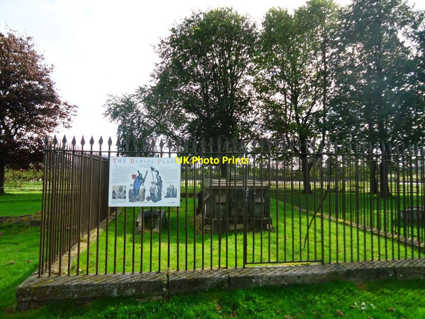 Photo 6"x4" Cambuskenneth Abbey, Royal grave Stirling\/NS7993 c2011
