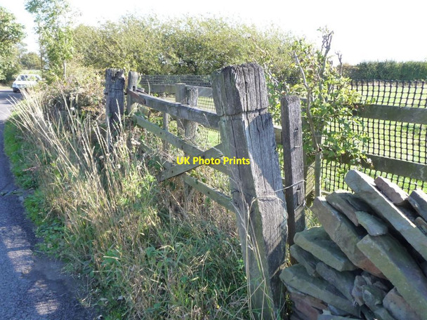 Photo 6"x4" Disused field gate, south side of North Lane South Lane\/SE2606 c2011