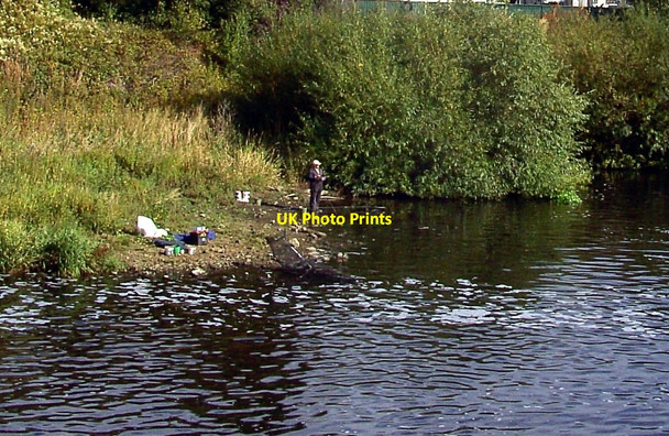 Photo 6"x4" Fishing in the weir pool Castleford c2011