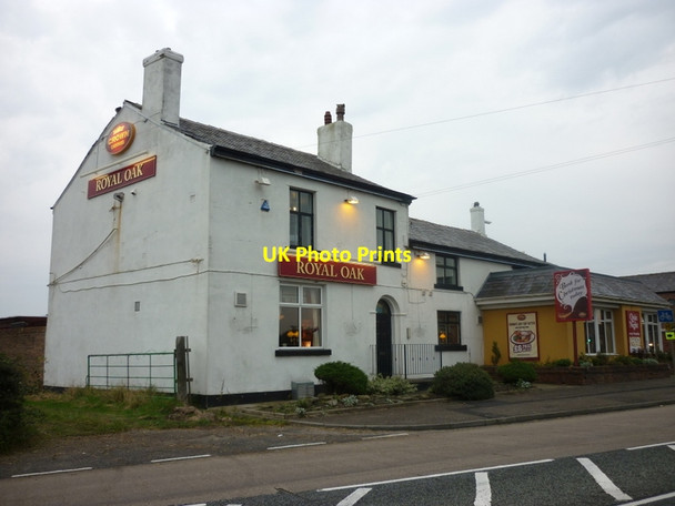 Photo 6"x4" The Royal Oak on the A6 Cooper Turning c2011