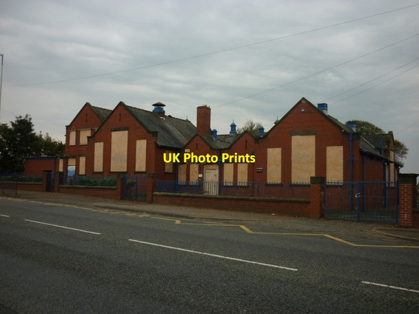 Photo 6"x4" Fourgates Primary School on the A6 Westhoughton c2011
